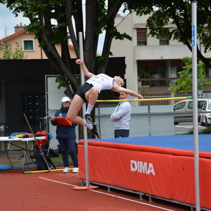 Oriane Cornet au saut en hauteur lors des premiers-regionaux d'épreuves combinées
