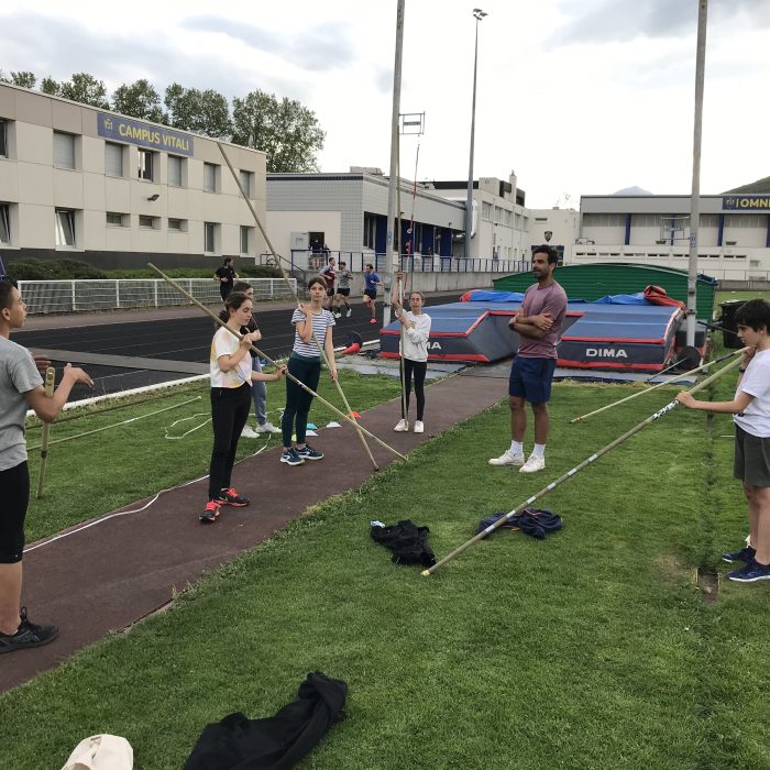 Les jeunes de l'ASM Athlétisme s'initie à la perche